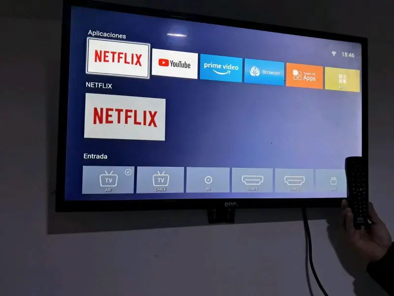 Televisor Smart TV con control remoto - 1