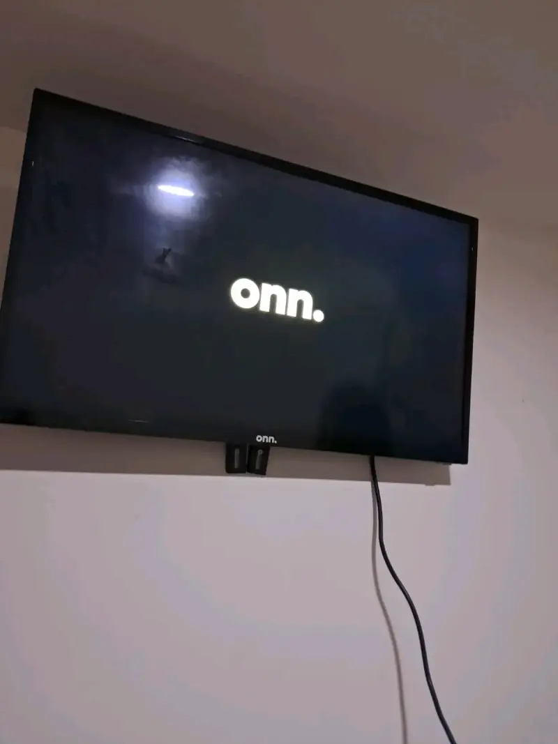 Televisor Smart TV con control remoto - 2
