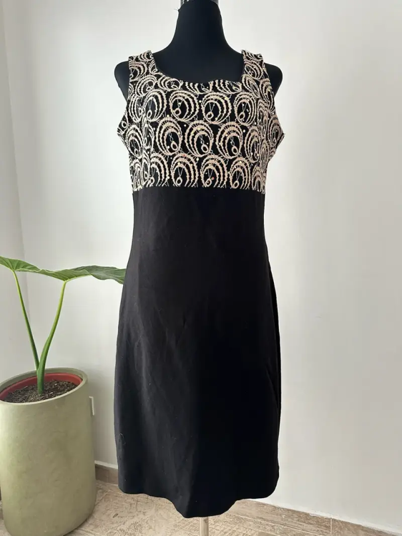 Vestido negro con bordado dorado - 4