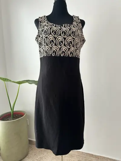 Vestido negro con bordado dorado - miniatura 4