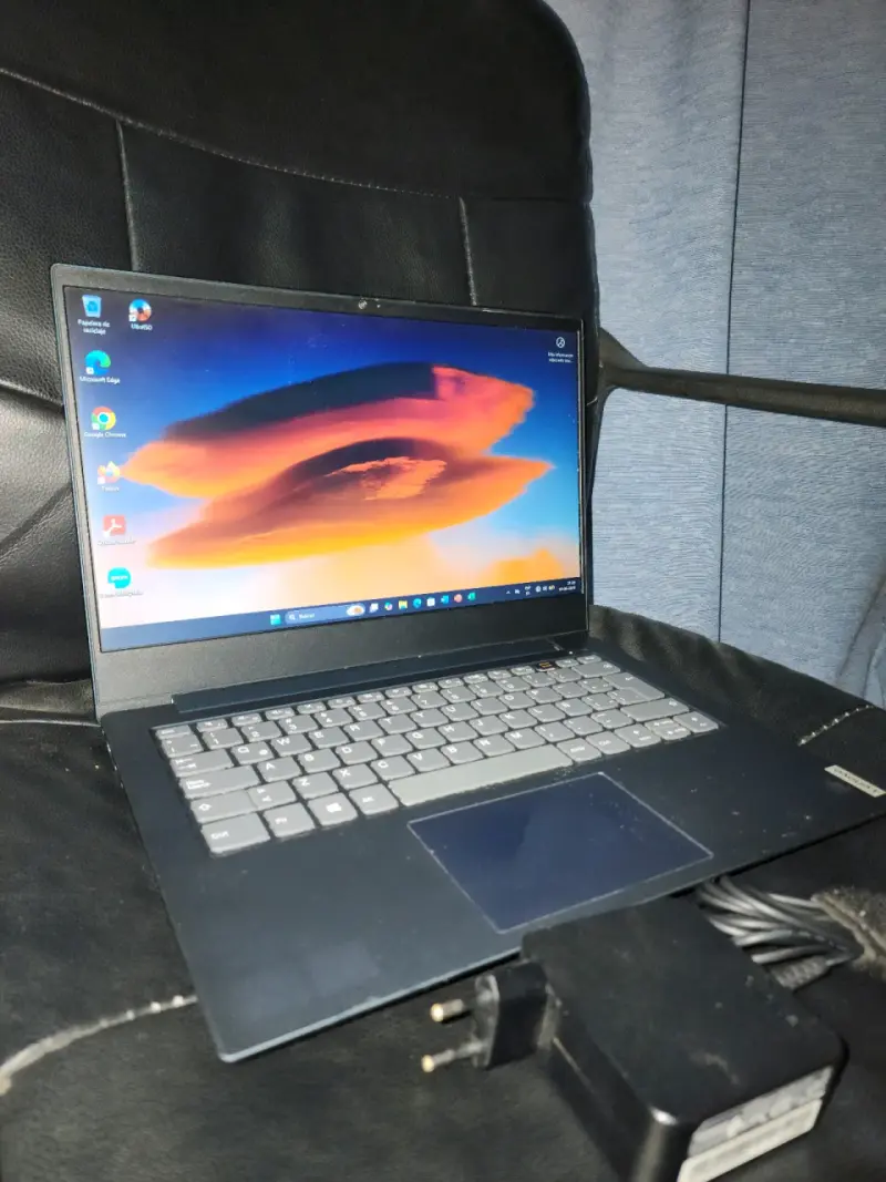 Notebook con cargador en buen estado - 1