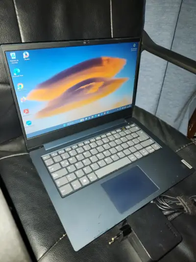 Notebook con cargador en buen estado - miniatura 4