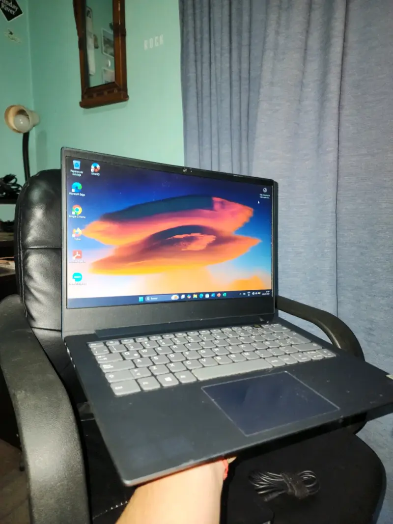 Notebook con cargador en buen estado - 6