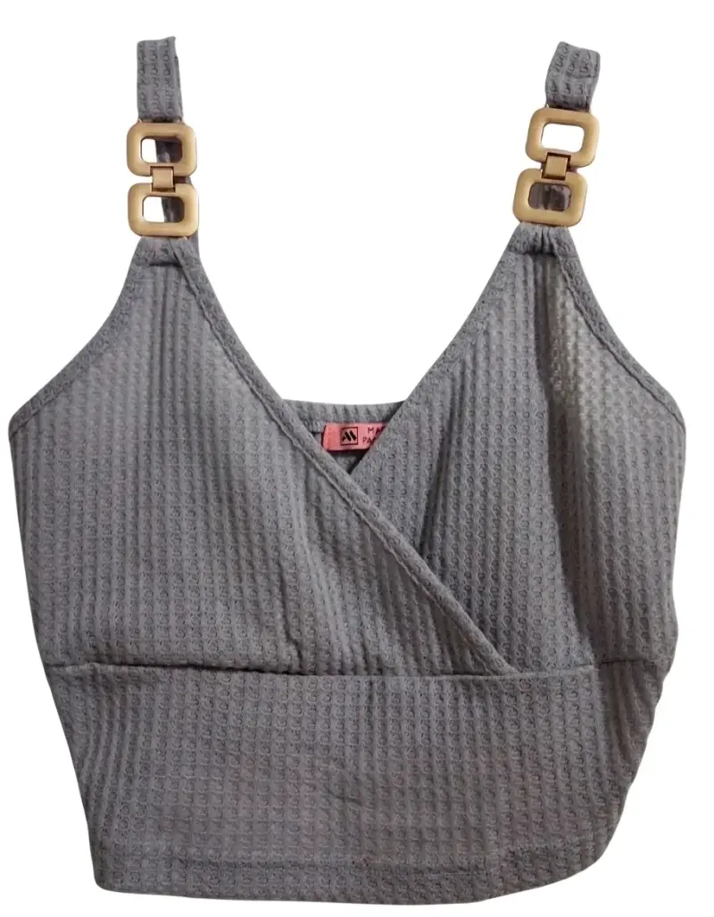 Top gris con detalles metálicos