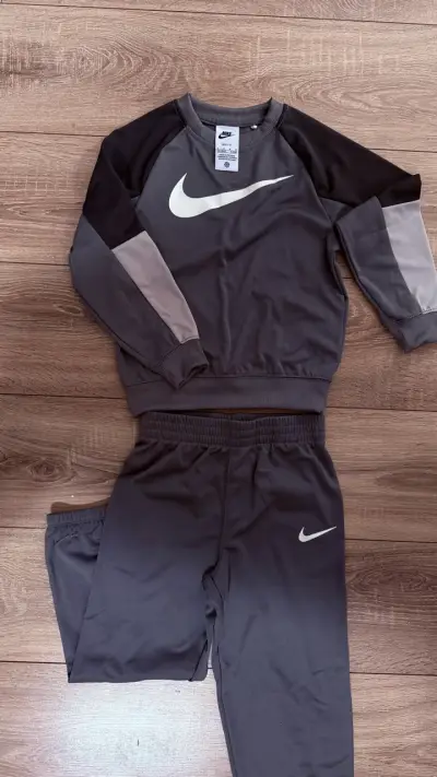 Conjunto deportivo Nike gris talla 5-6 - miniatura 1