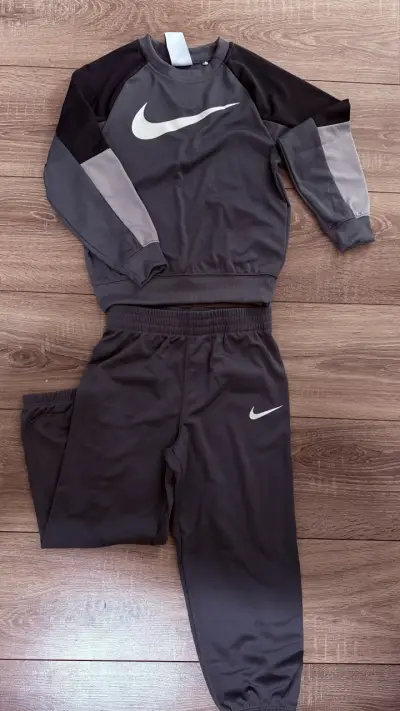 Conjunto deportivo Nike gris talla 5-6 - miniatura 2