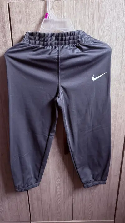 Conjunto deportivo Nike gris talla 5-6 - miniatura 4