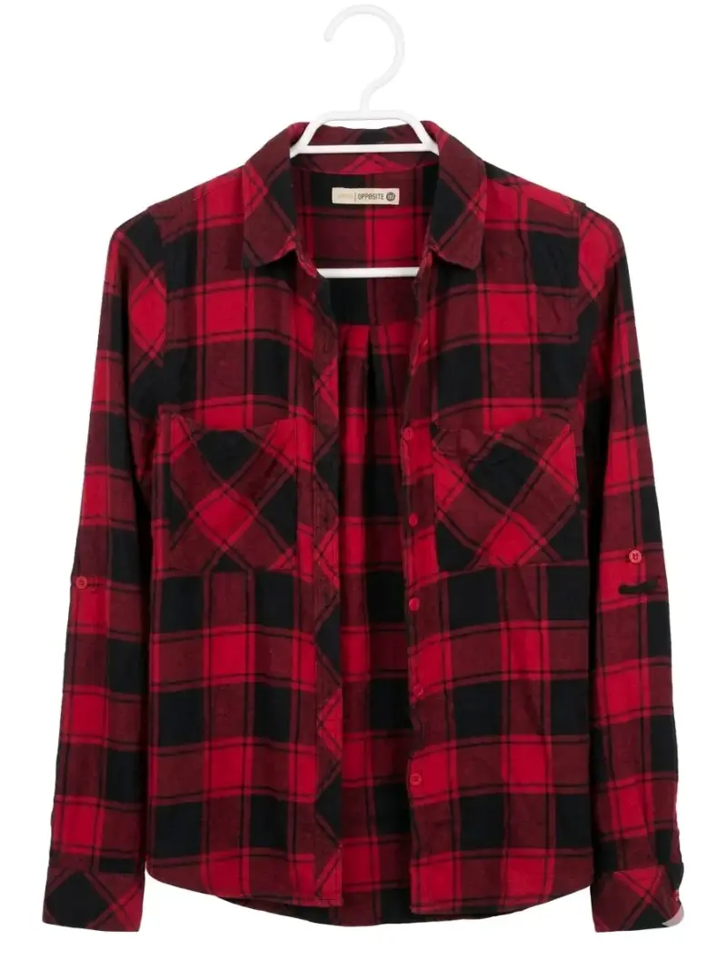 Camisa a cuadros roja y negra