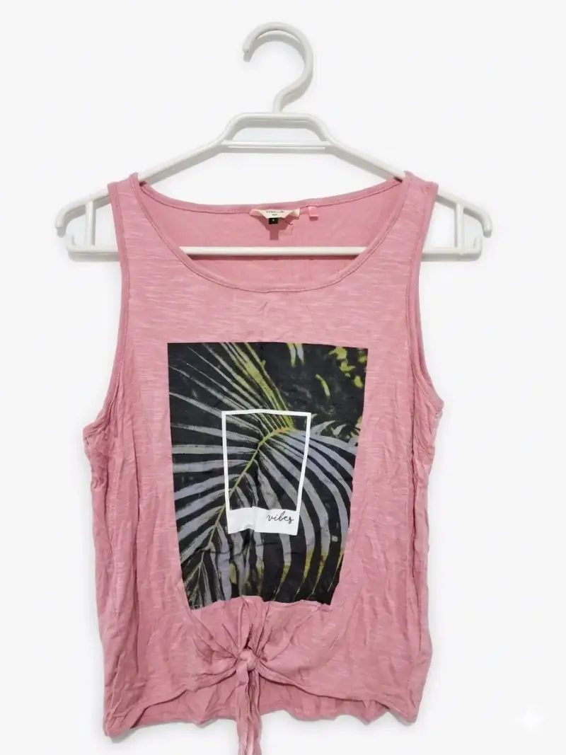 Polera sin mangas rosada estampada