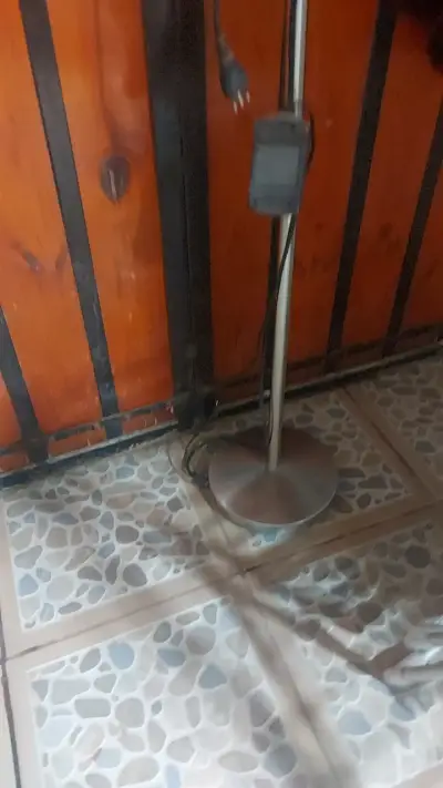 Lámpara de pie metálica - miniatura 1