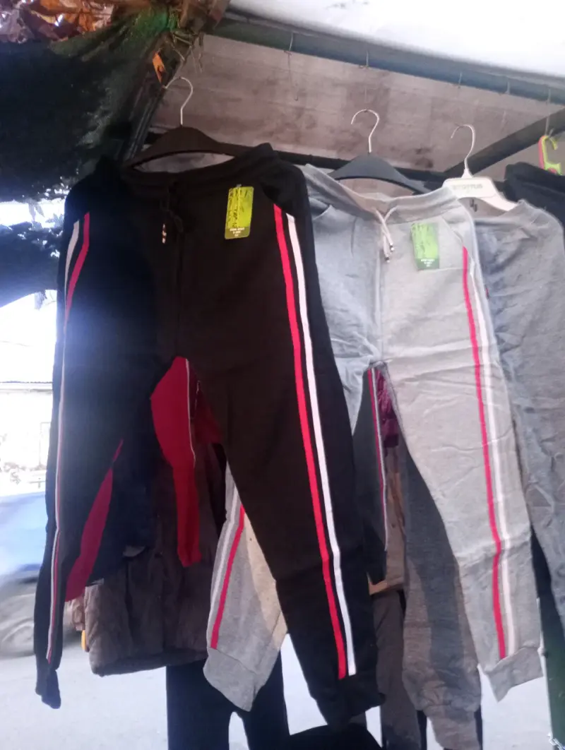 Pantalones deportivos con rayas