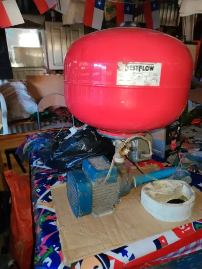 Bomba de agua con tanque rojo - miniatura 1