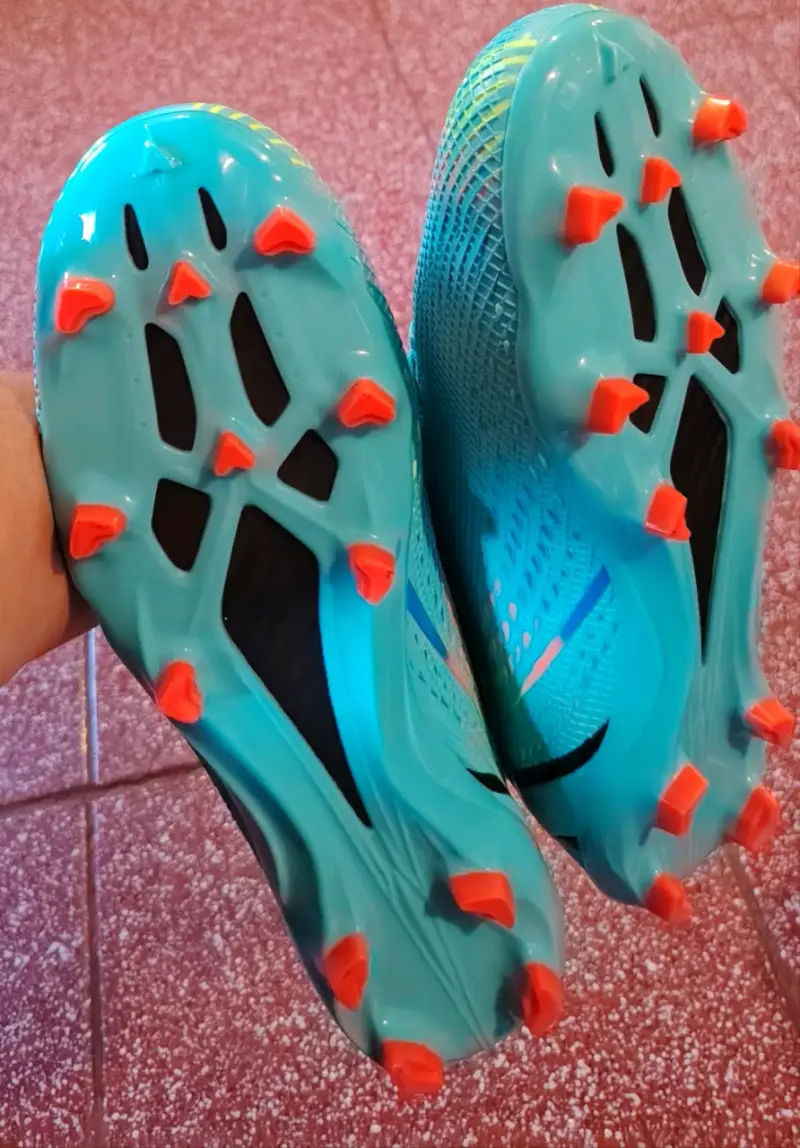Zapatillas de fútbol turquesa con toperoles - 1
