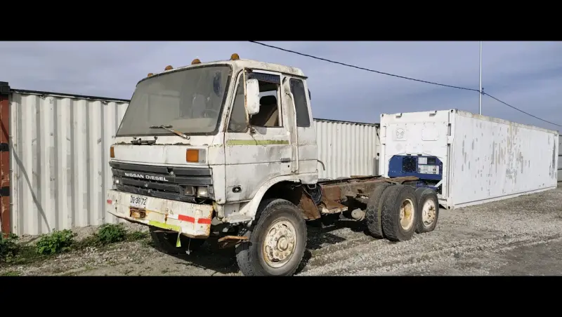Camión Nissan usado para repuestos.