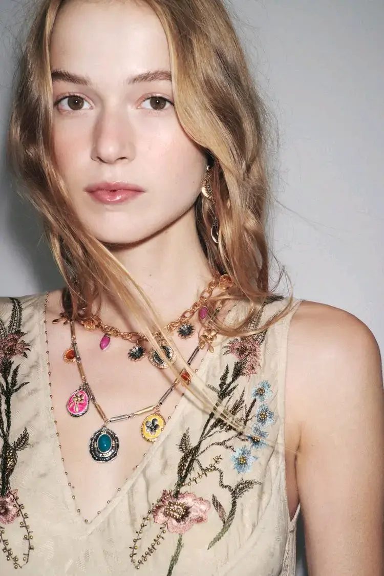Collares Zara multicadena con dijes - 3