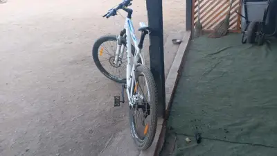 Bicicleta montaña blanca - miniatura 1
