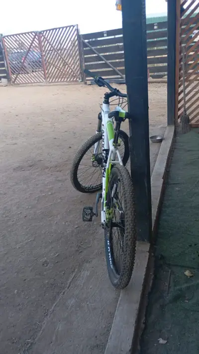 Bicicleta montaña blanca - miniatura 6