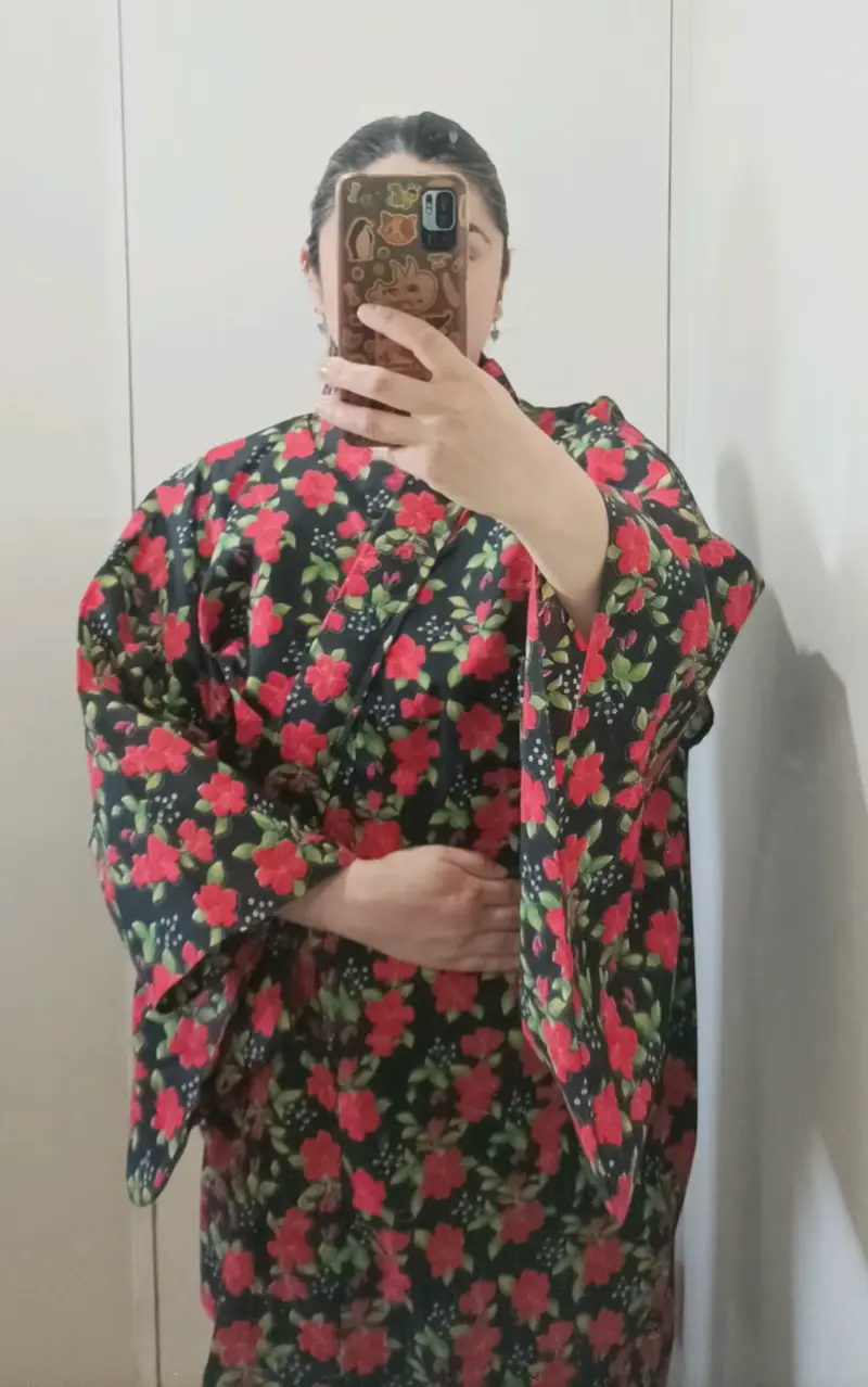 Kimono floral negro y rojo - 1