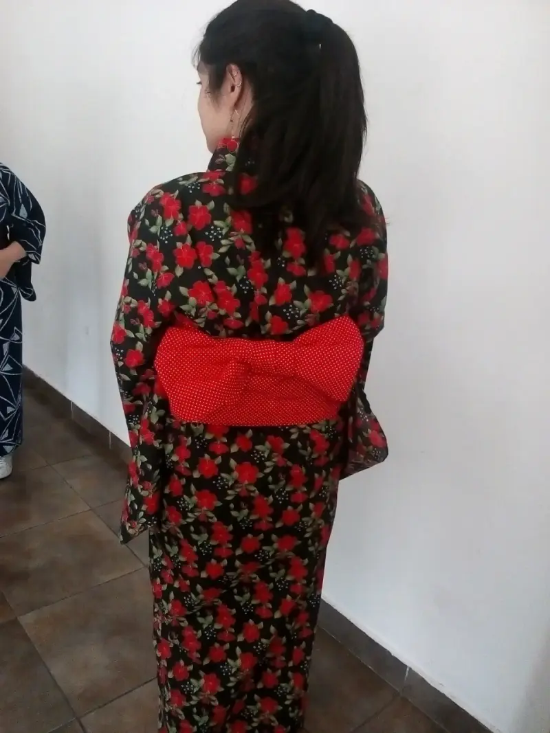 Kimono floral negro y rojo - 3