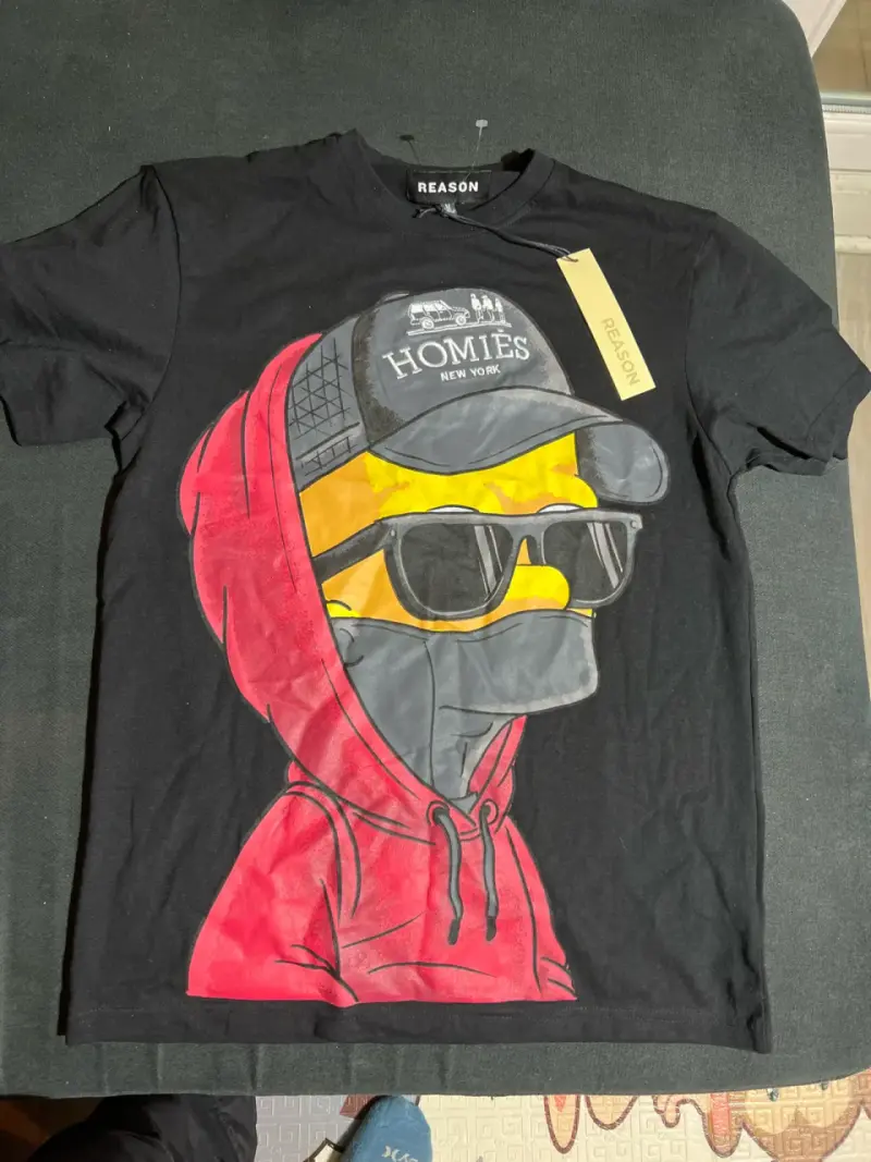 Polera negra con diseño colorido