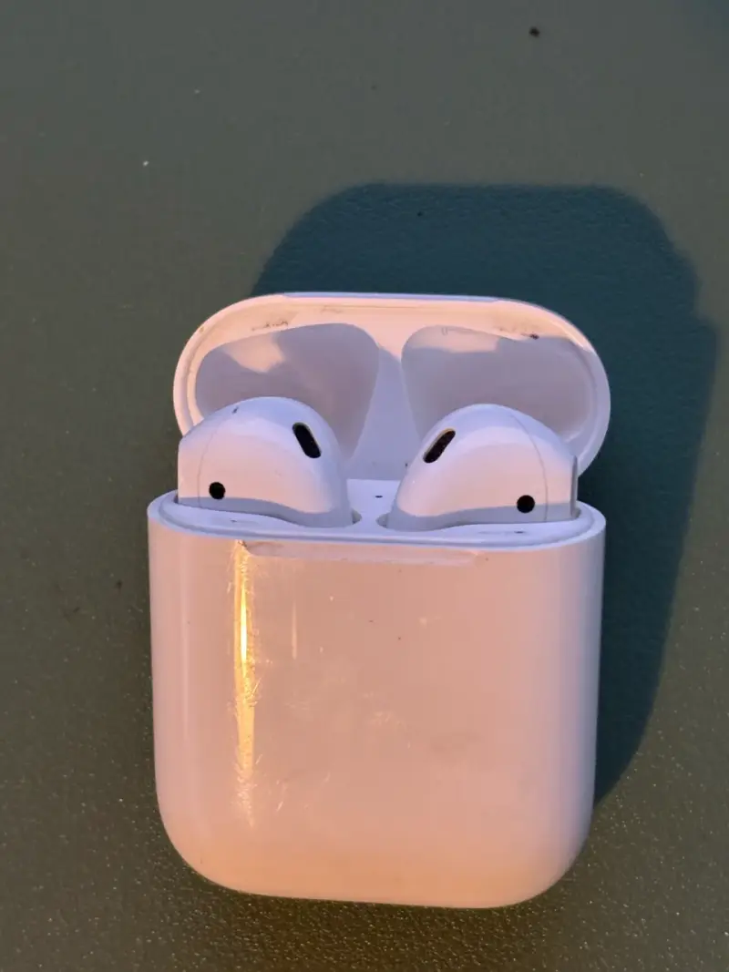 Audífonos Apple Airpods con estuche - 1
