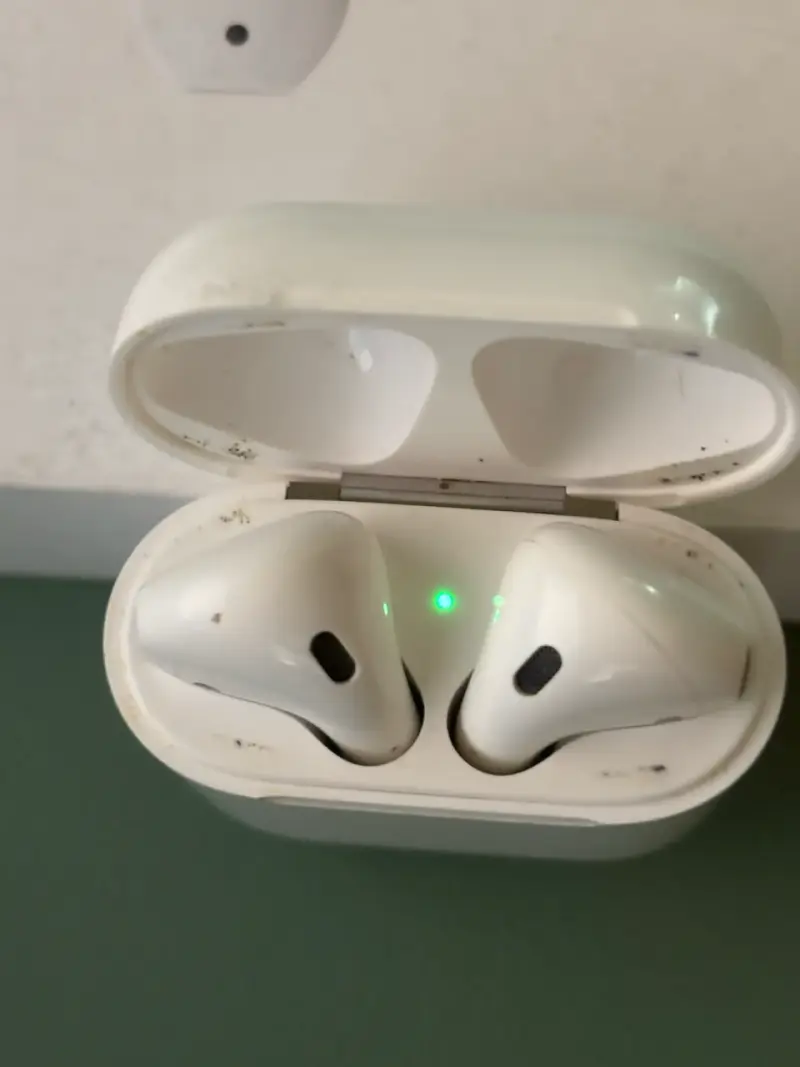 Audífonos Apple Airpods con estuche - 2
