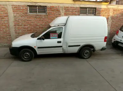 Camioneta utilitaria compacta blanca - miniatura 2