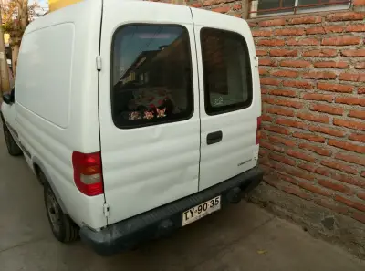 Camioneta utilitaria compacta blanca - miniatura 3