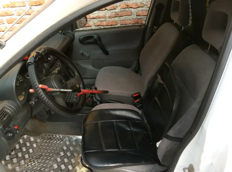Camioneta utilitaria compacta blanca - 4