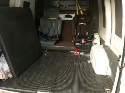 Camioneta utilitaria compacta blanca - miniatura 5