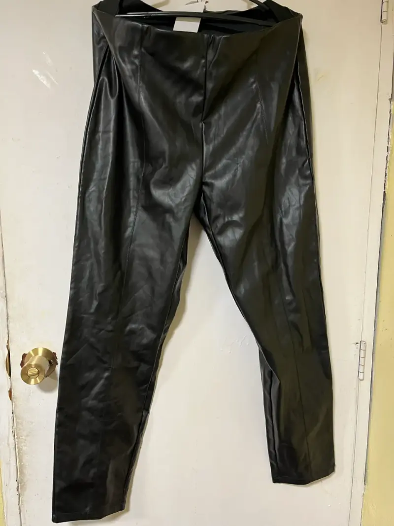 Pantalon cuerina mango etiqueta xl elasticado