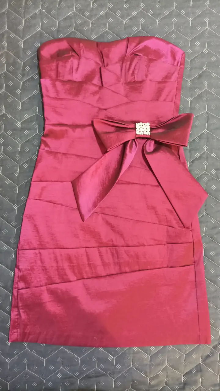 Vestido strapless con lazo