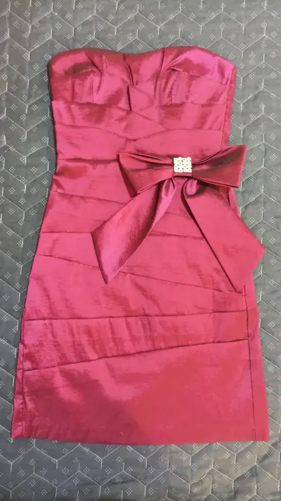 Vestido strapless con lazo - miniatura 1