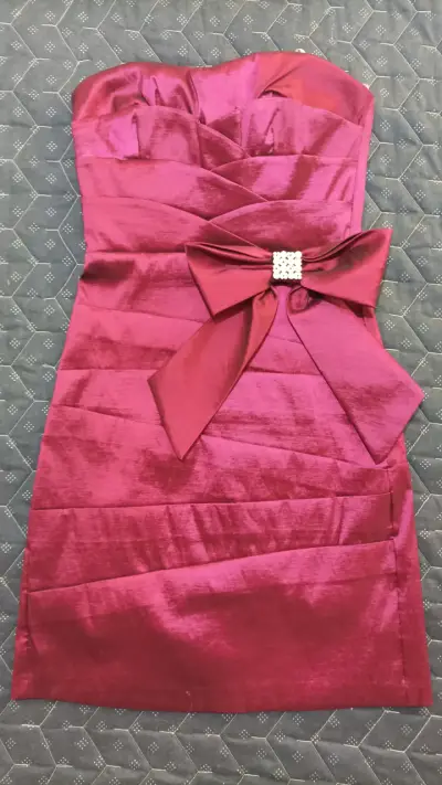 Vestido strapless con lazo - miniatura 2