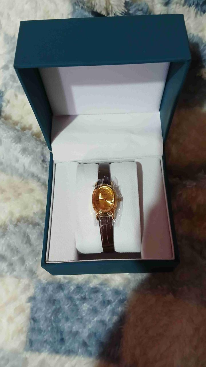 Reloj dorado en estuche