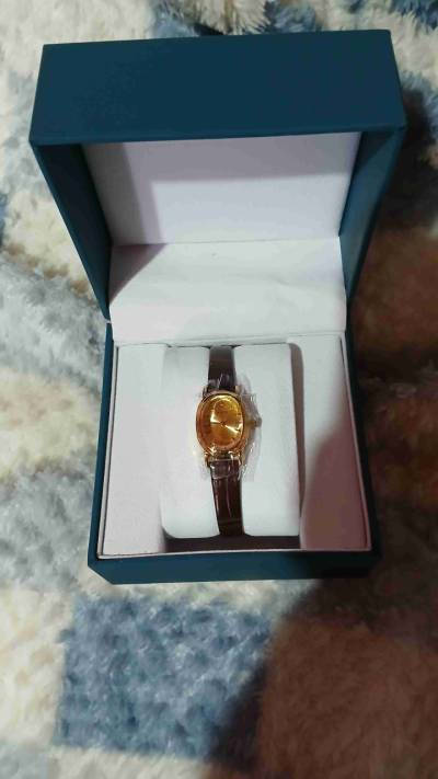 Reloj dorado en estuche - miniatura 1