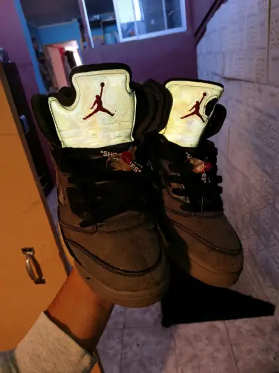 Zapatillas negras con logo - miniatura 1