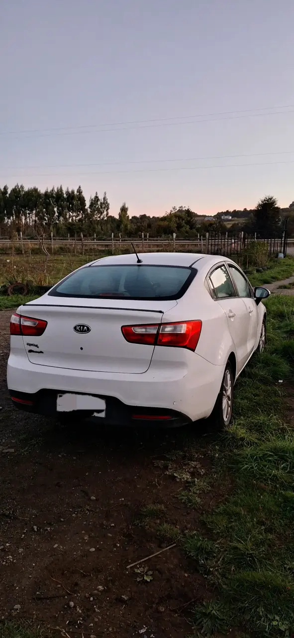 Auto Kia blanco en buen estado - 1