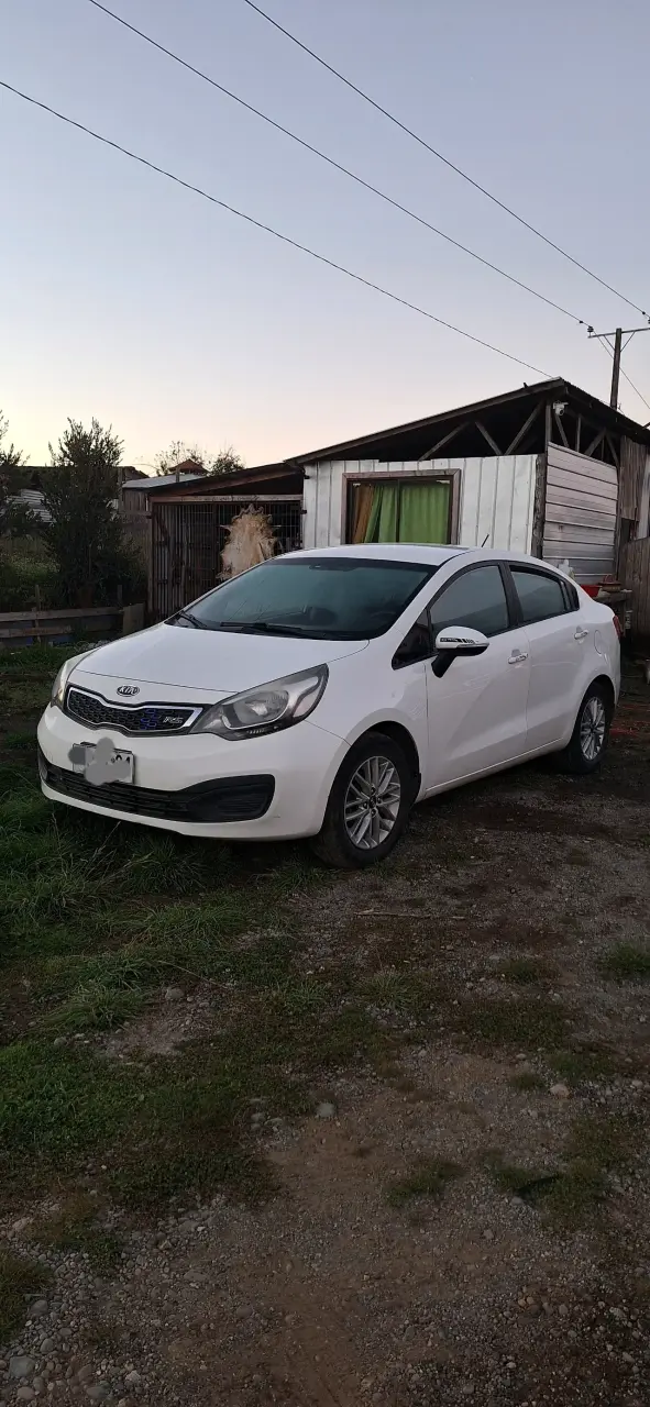 Auto Kia blanco en buen estado - 2