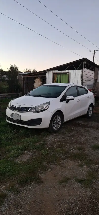Auto Kia blanco en buen estado - miniatura 2