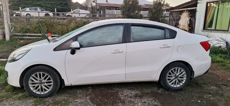Auto Kia blanco en buen estado - 3