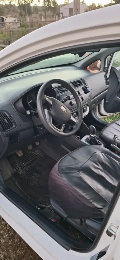 Auto Kia blanco en buen estado - miniatura 4