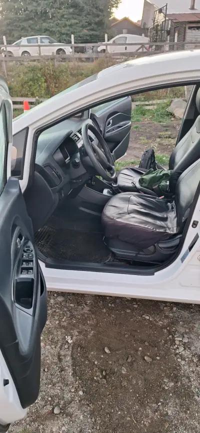 Auto Kia blanco en buen estado - miniatura 5
