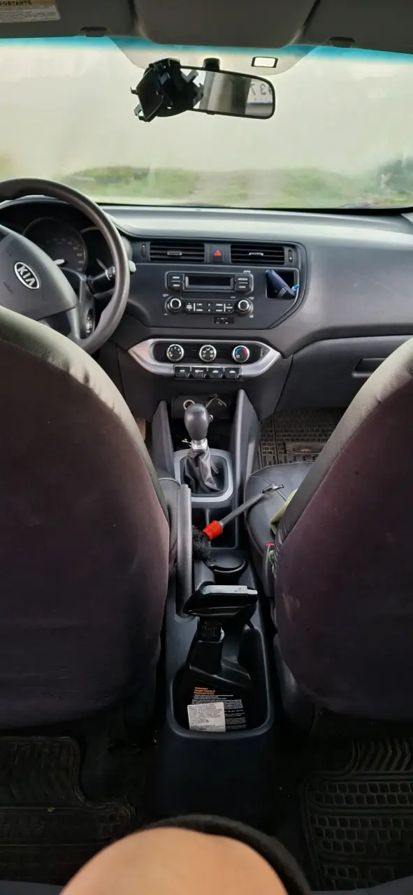 Auto Kia blanco en buen estado - 6