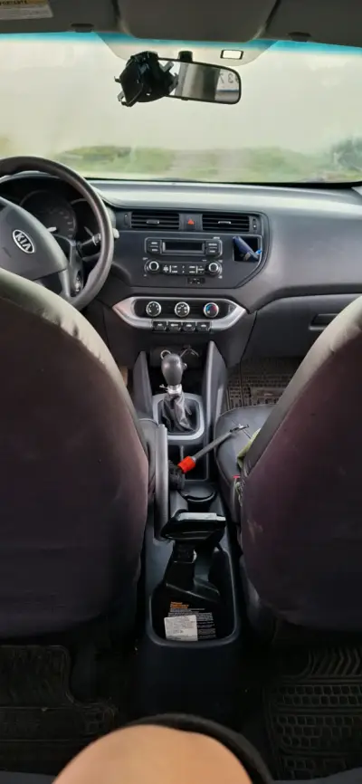 Auto Kia blanco en buen estado - miniatura 6