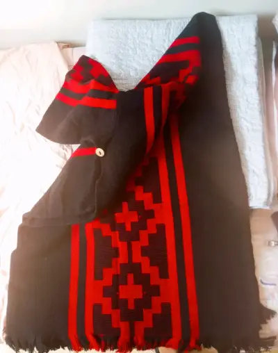 Poncho negro con diseño tradicional - miniatura 1