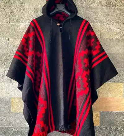 Poncho negro con diseño tradicional - miniatura 2