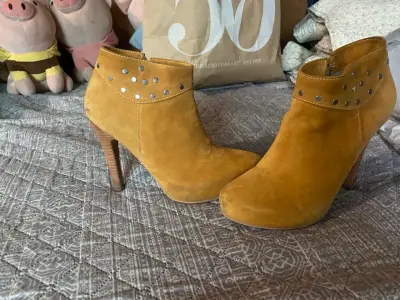 Botines taco alto mostaza - miniatura 1