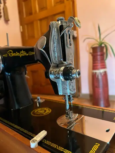 Máquina de coser Remington Super Deluxe vintage - miniatura 2