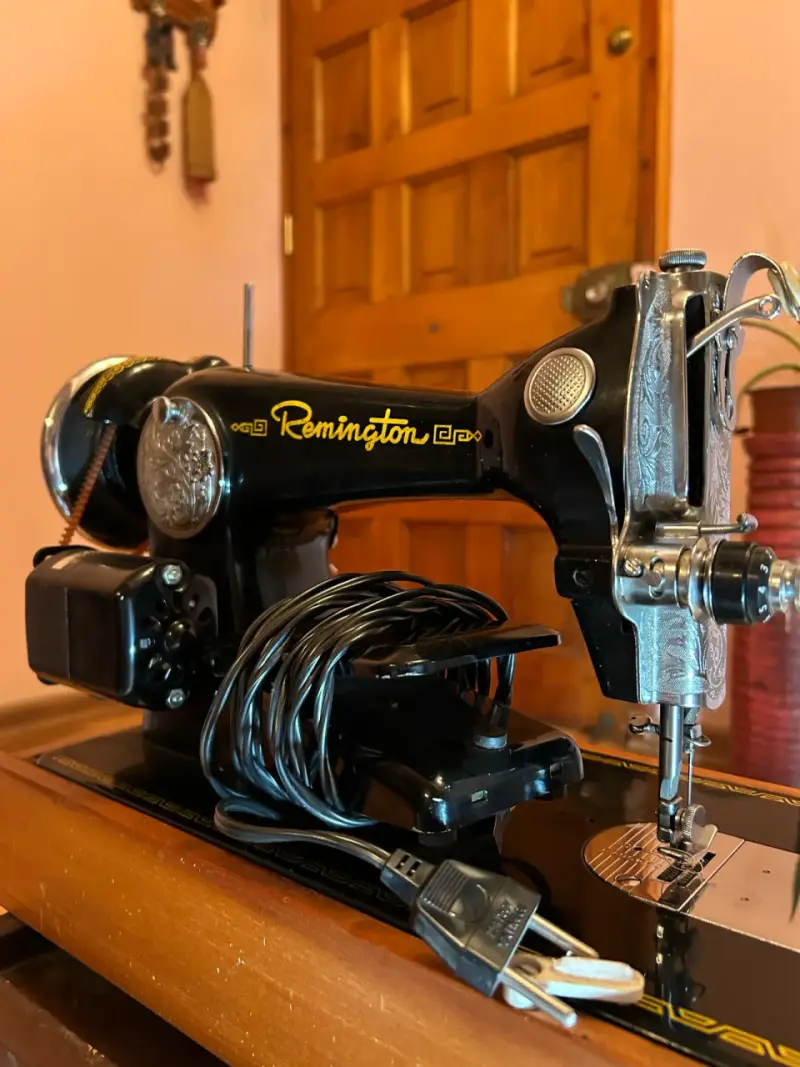 Máquina de coser Remington Super Deluxe vintage - 4